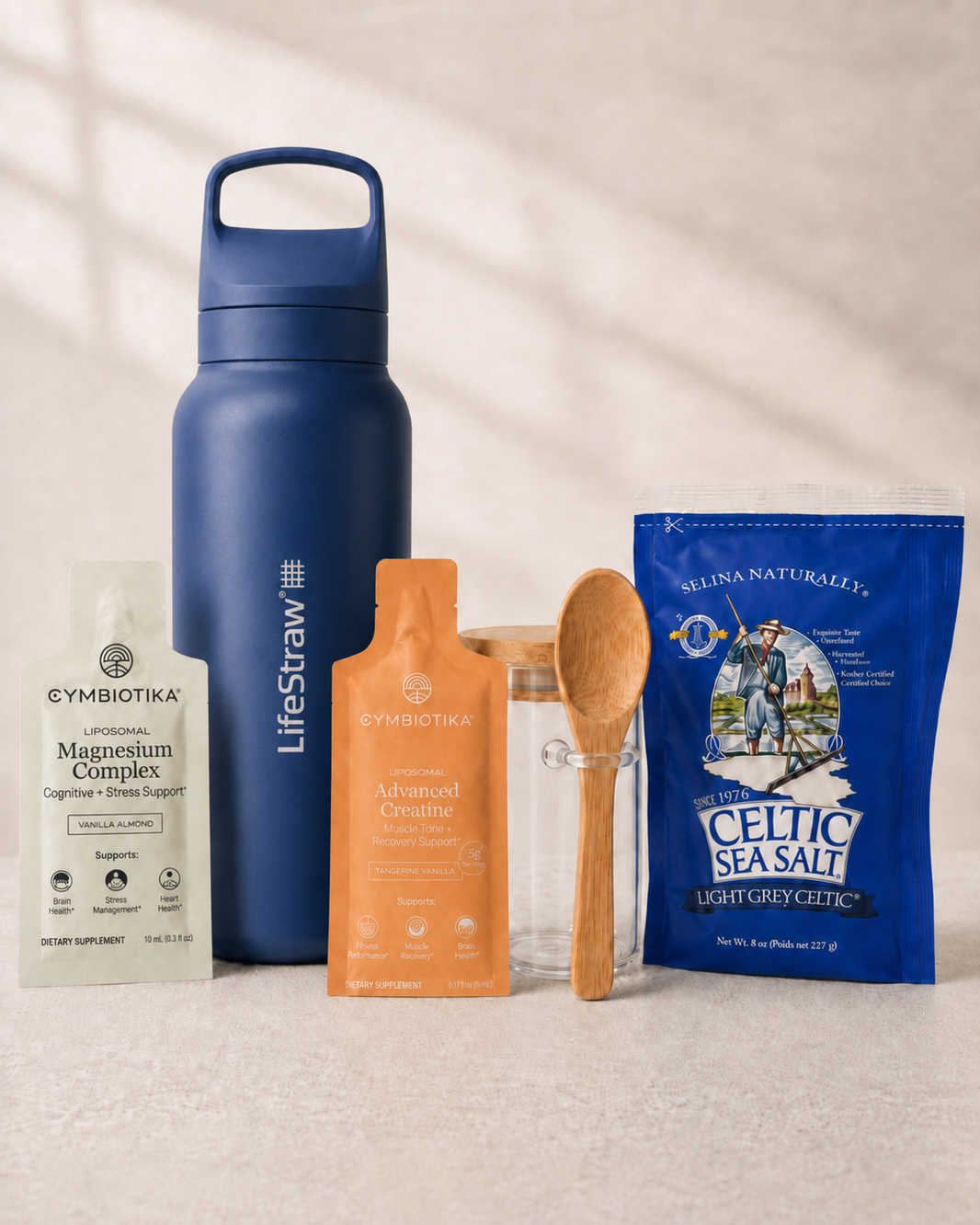 Hydreringspakken fra OPTIFY med LifeStraw filterflaske, keltisk havsalt, saltbeholder med skje, Cymbiotika magnesium og kreatin