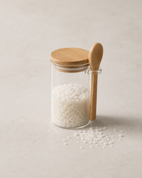 Saltbeholder i glass med bambuslokk og treskje, fylt med keltisk havsalt, fra OPTIFY
